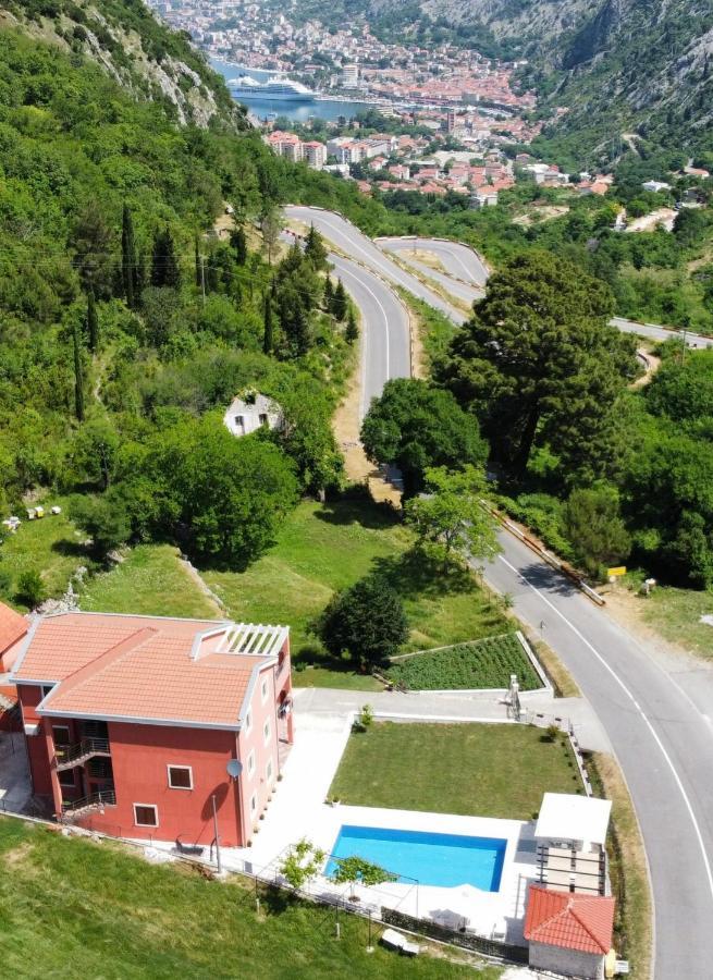 Milas Trojica *